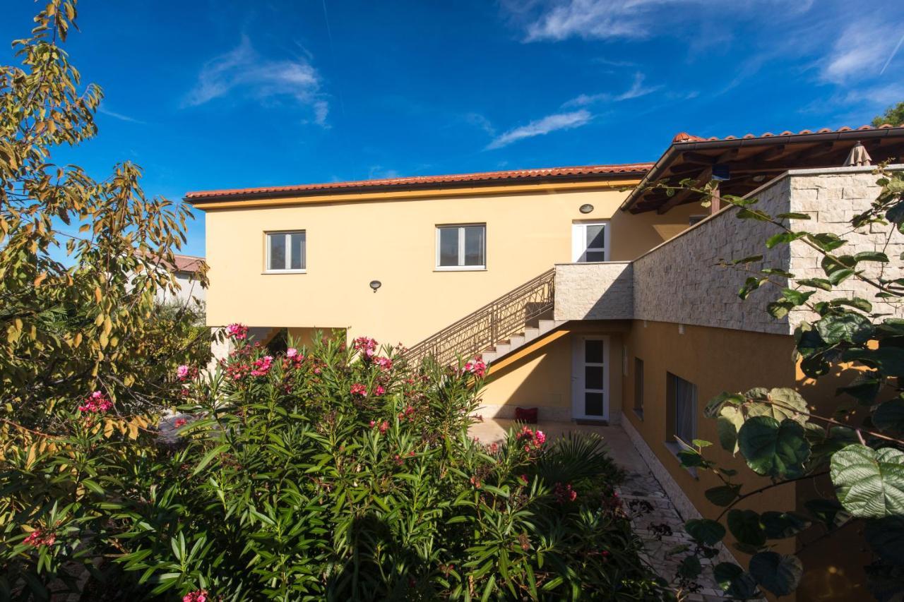 Apartmani Laura Krk كرك المظهر الخارجي الصورة